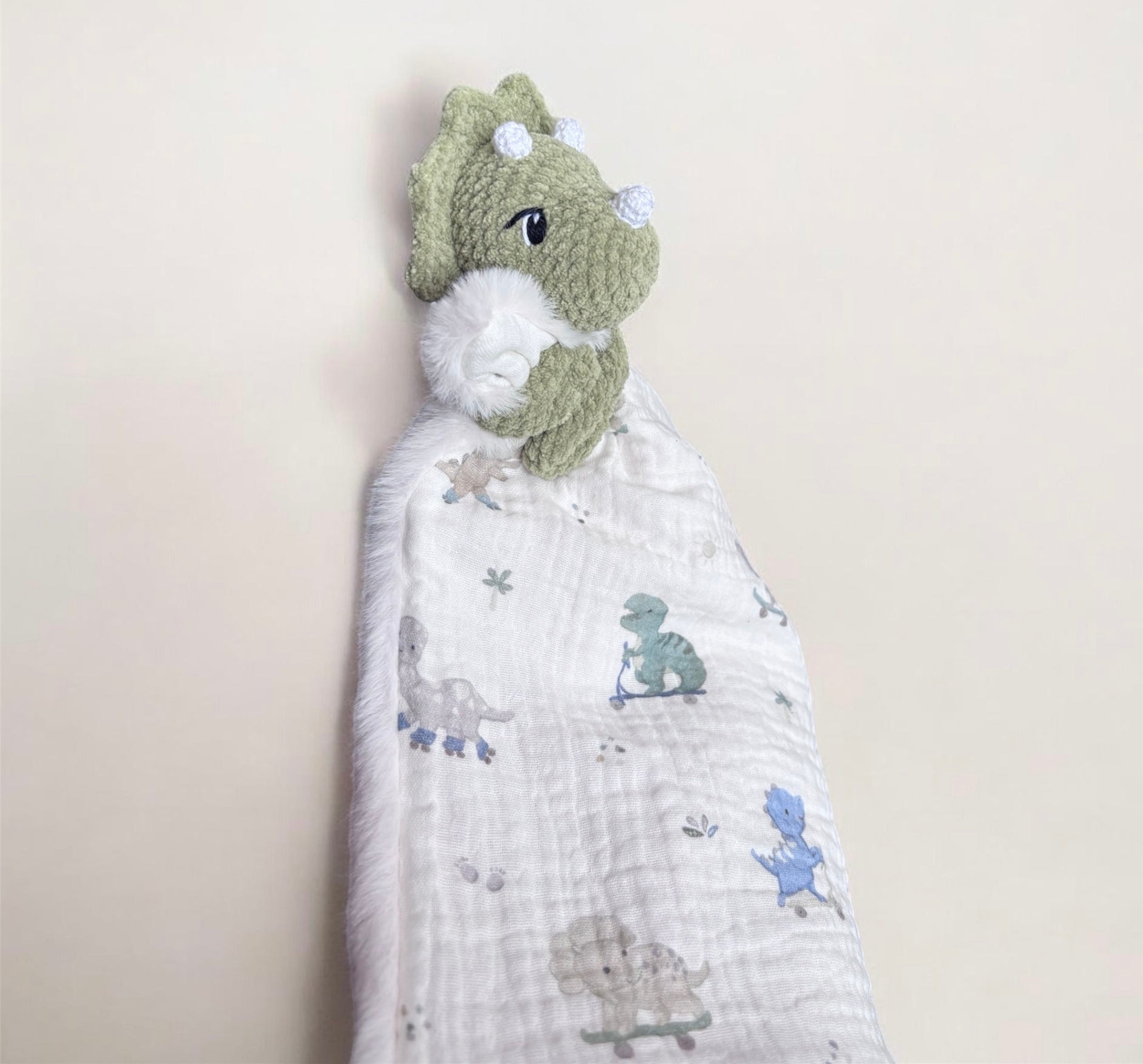Doudou câlin tricératops