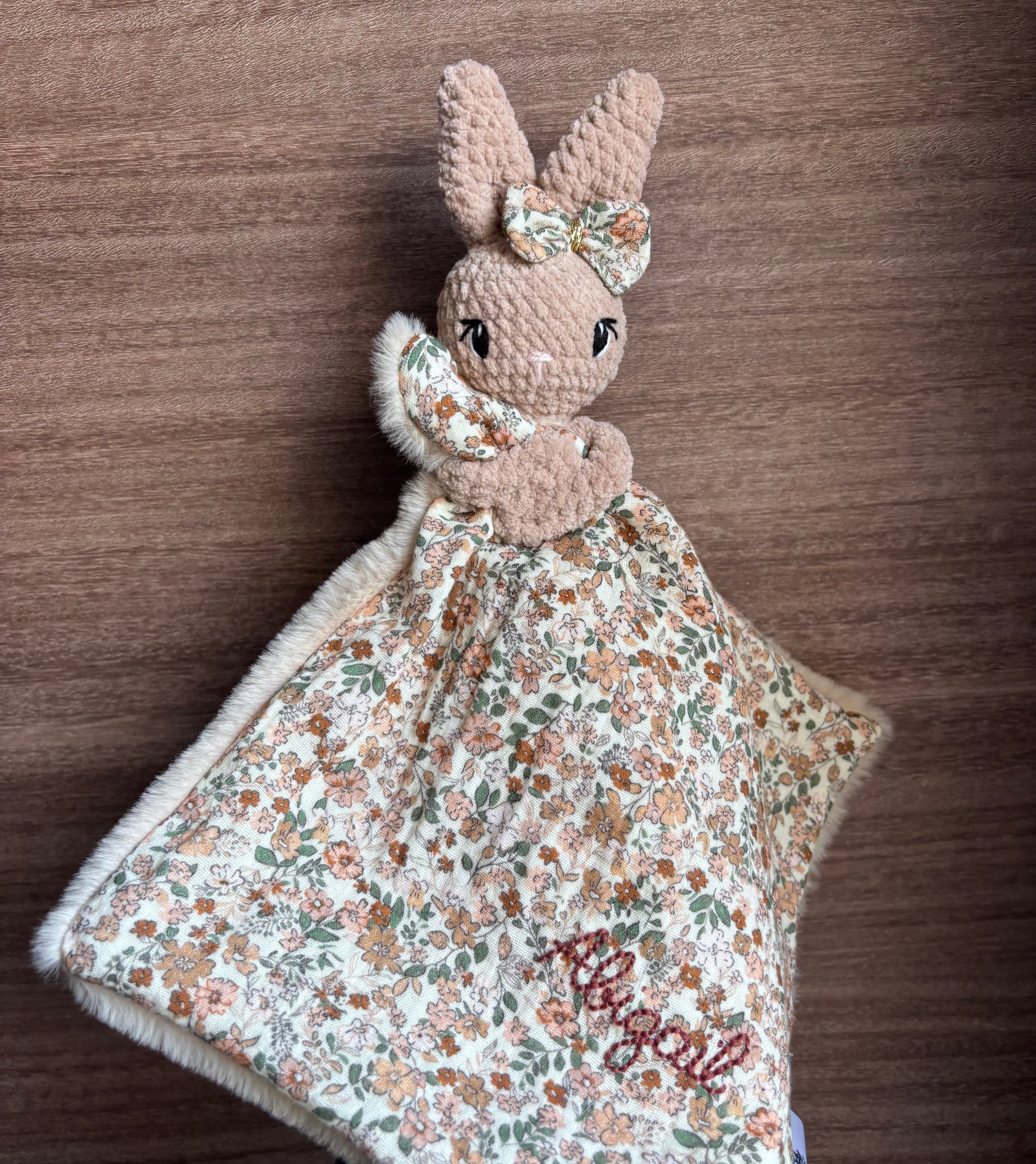 Doudou lapin avec noeud