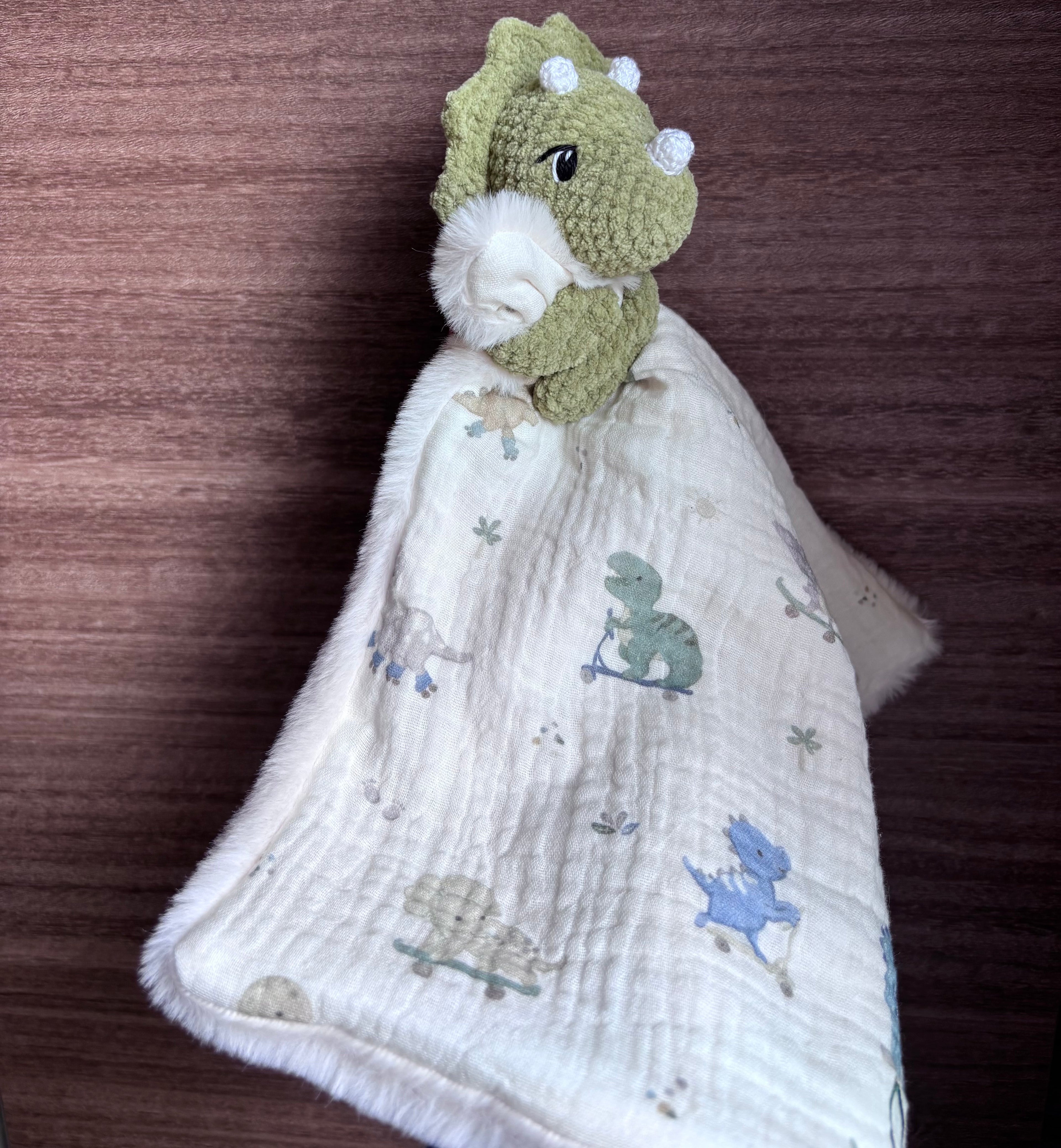 Doudou câlin tricératops