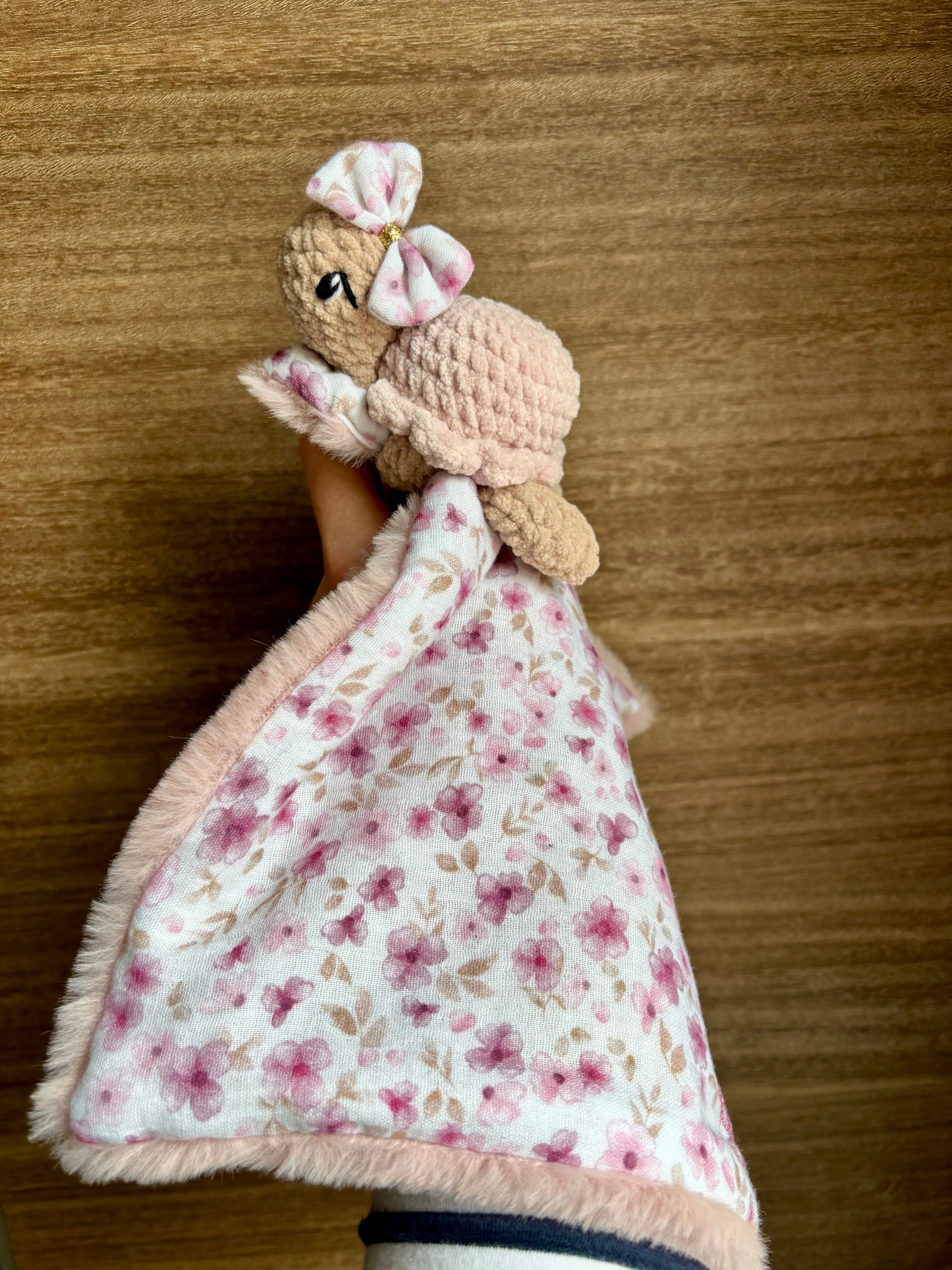 Doudou tortue avec noeud