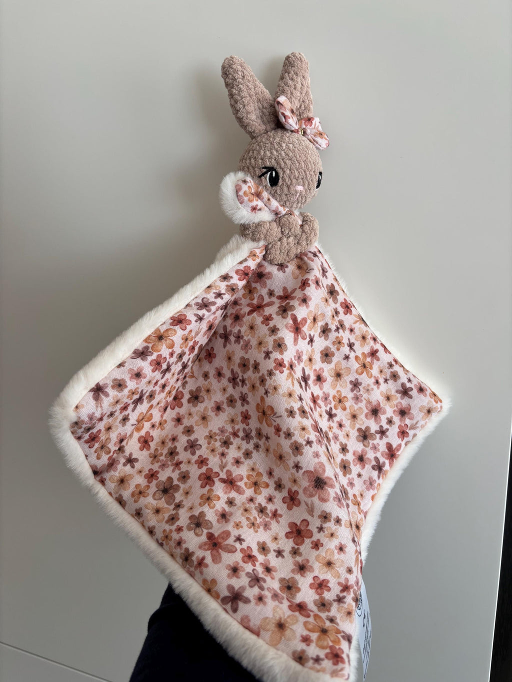 Doudou lapin avec noeud