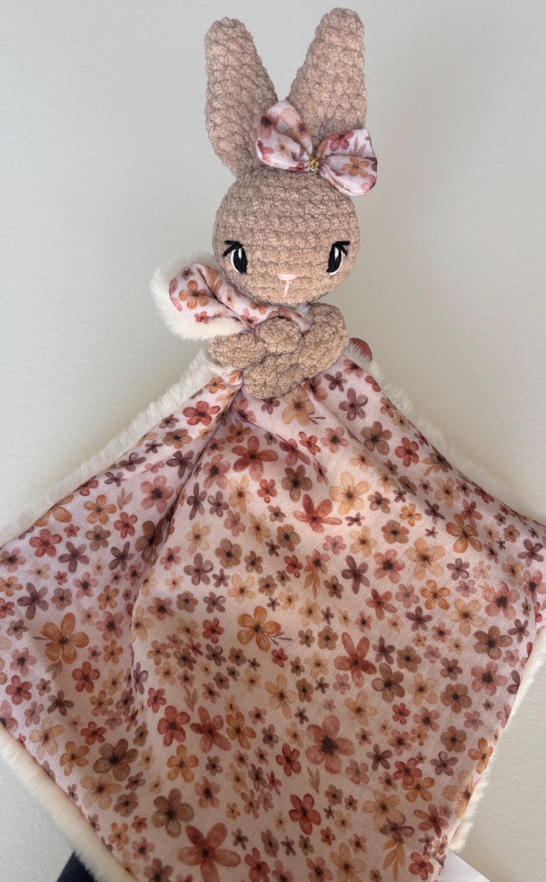 Doudou lapin avec noeud