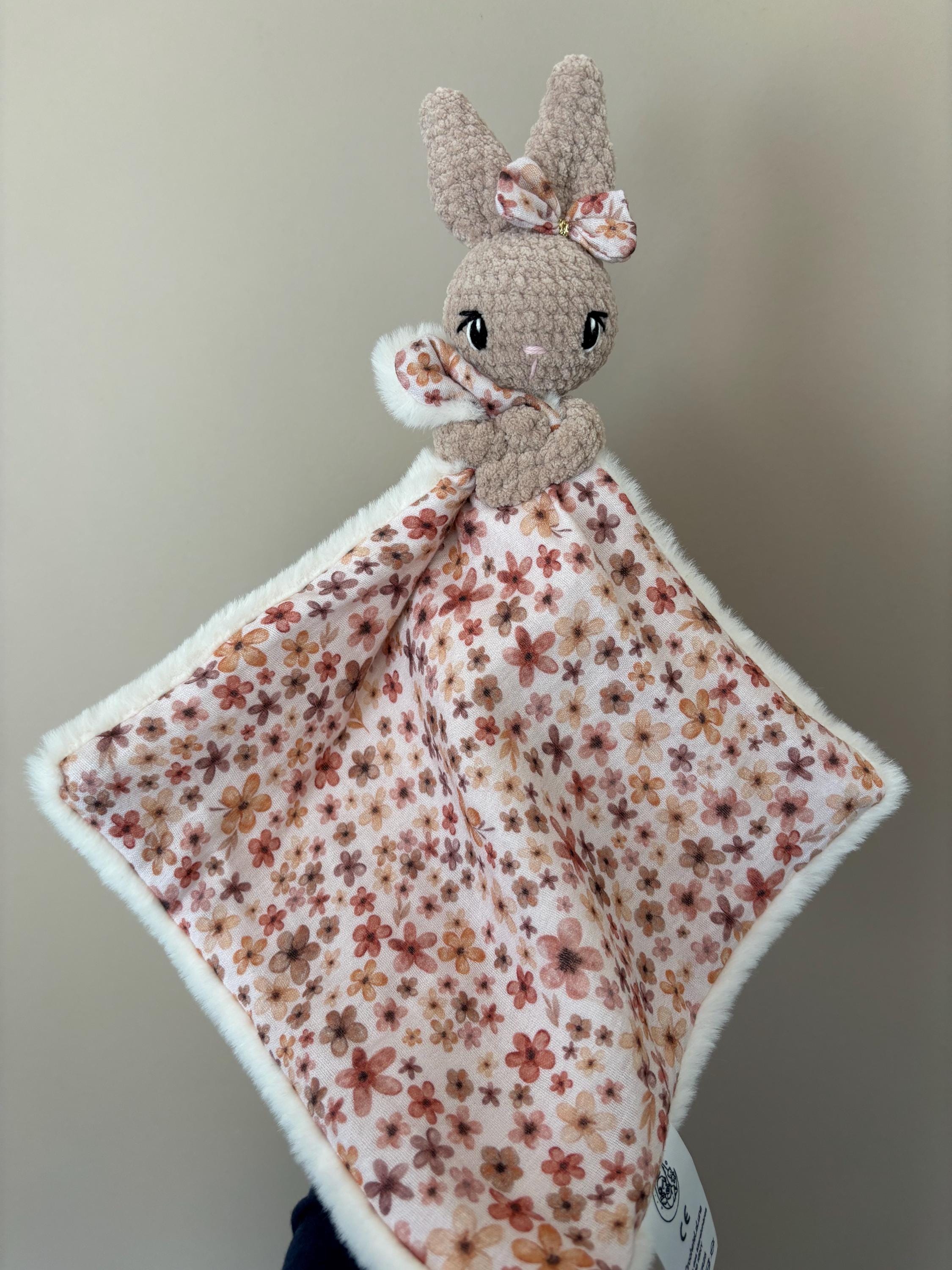 Doudou lapin avec noeud