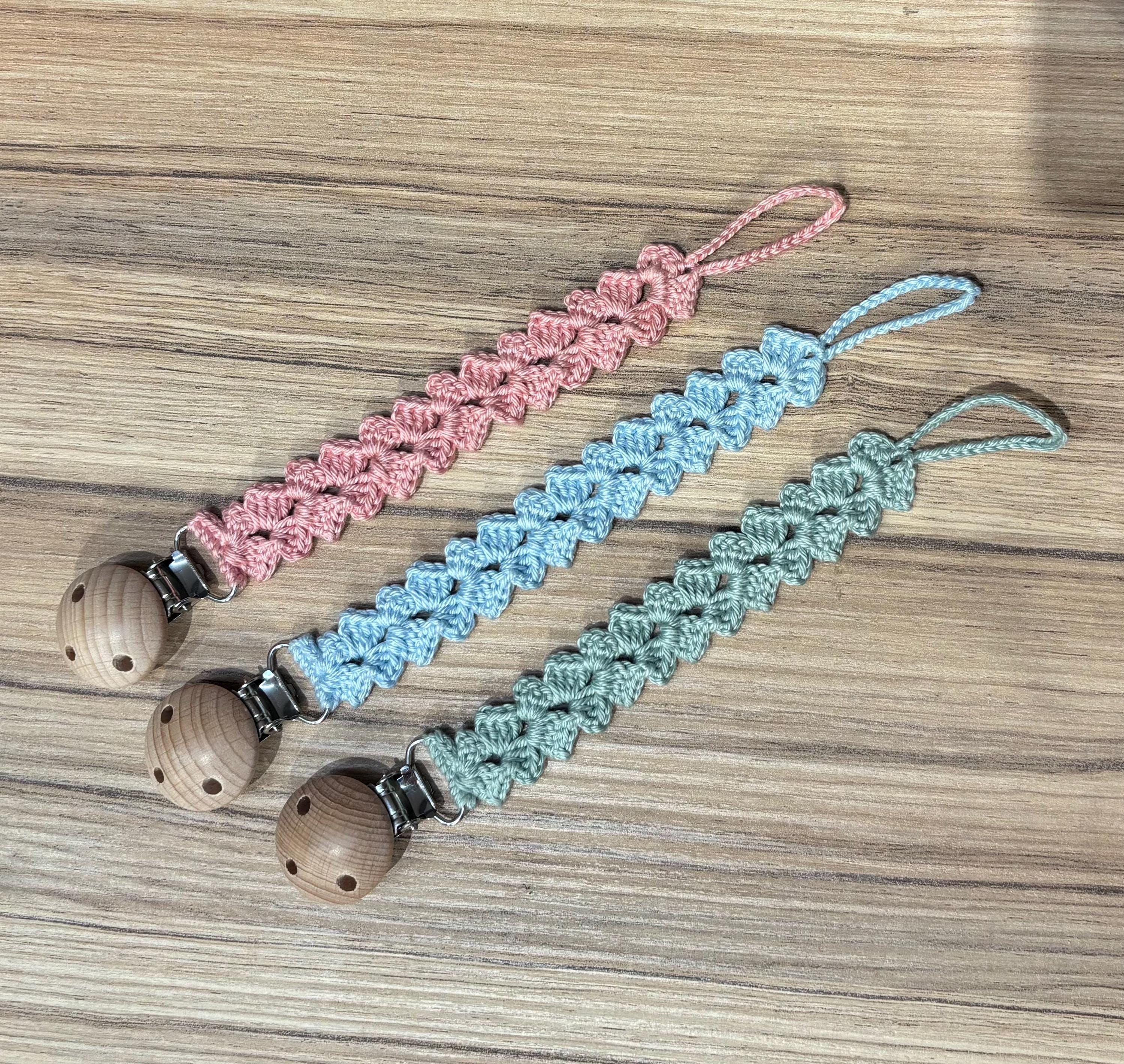 Attache tétine personnalisable au crochet